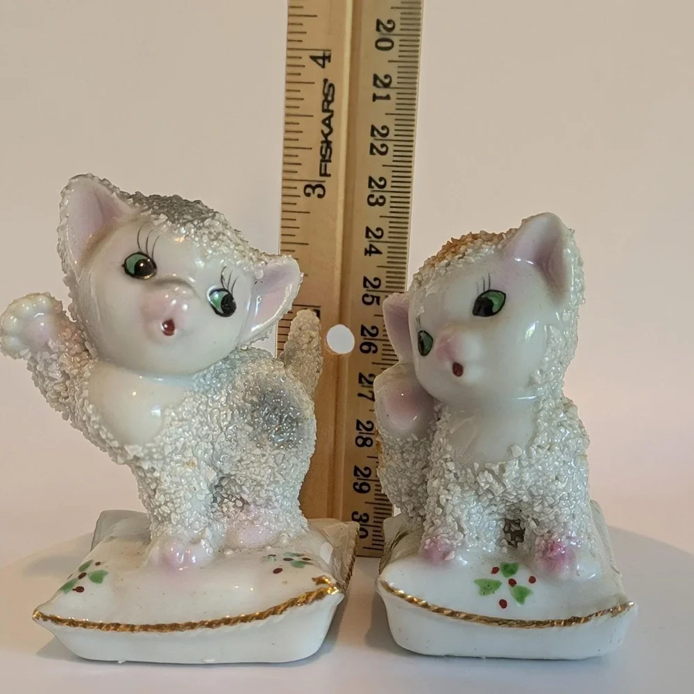 Vintage Victoria Ceramic Sugar Textured Cats On Pillows Salt & Pepper Japan MCM